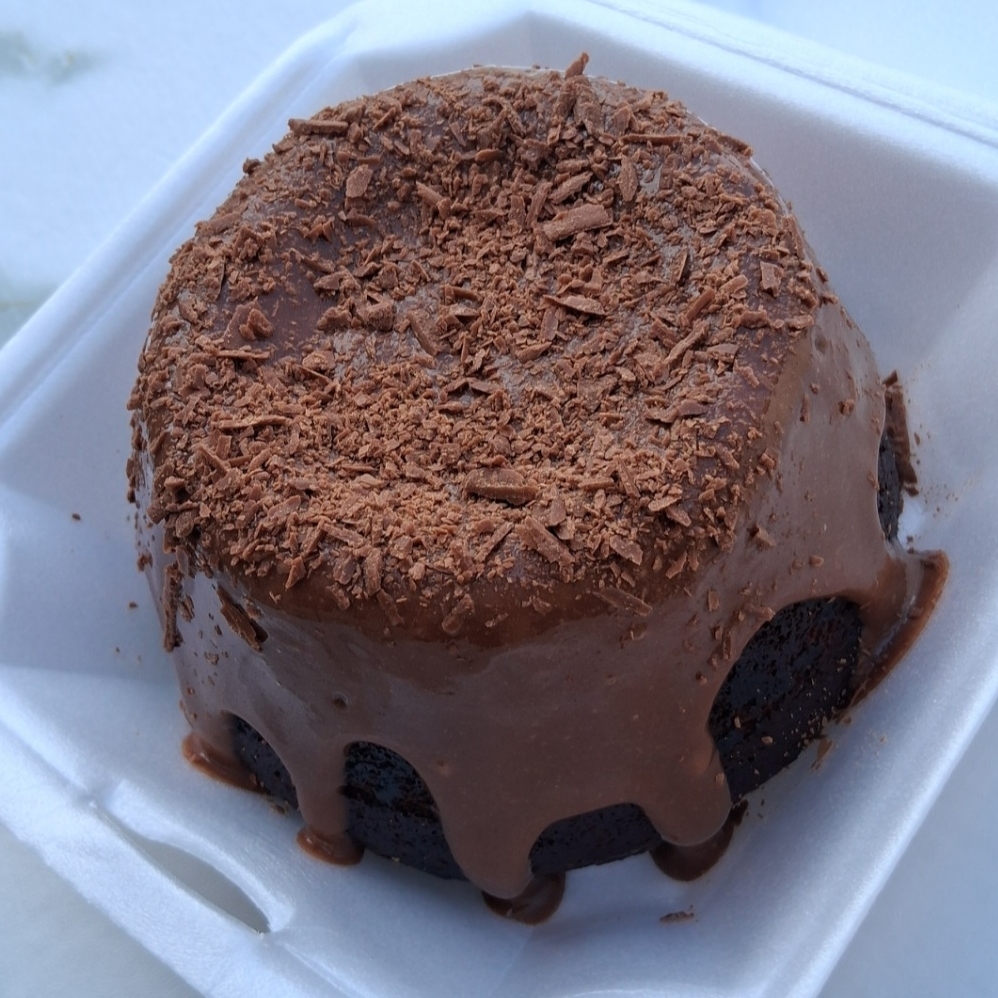 Massa fofinha de chocolate 50% com cobertura de brigadeiro cremoso de chocolate ao leite