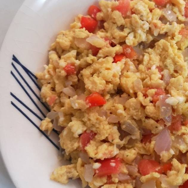 Huevos Pericos Rancheros, Arroz y Arepa