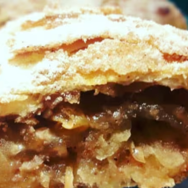 Massa Folhada, deliciosamente recheado com maçã, nozes, passas e um toque Les Amis. Serve 1 pessoa