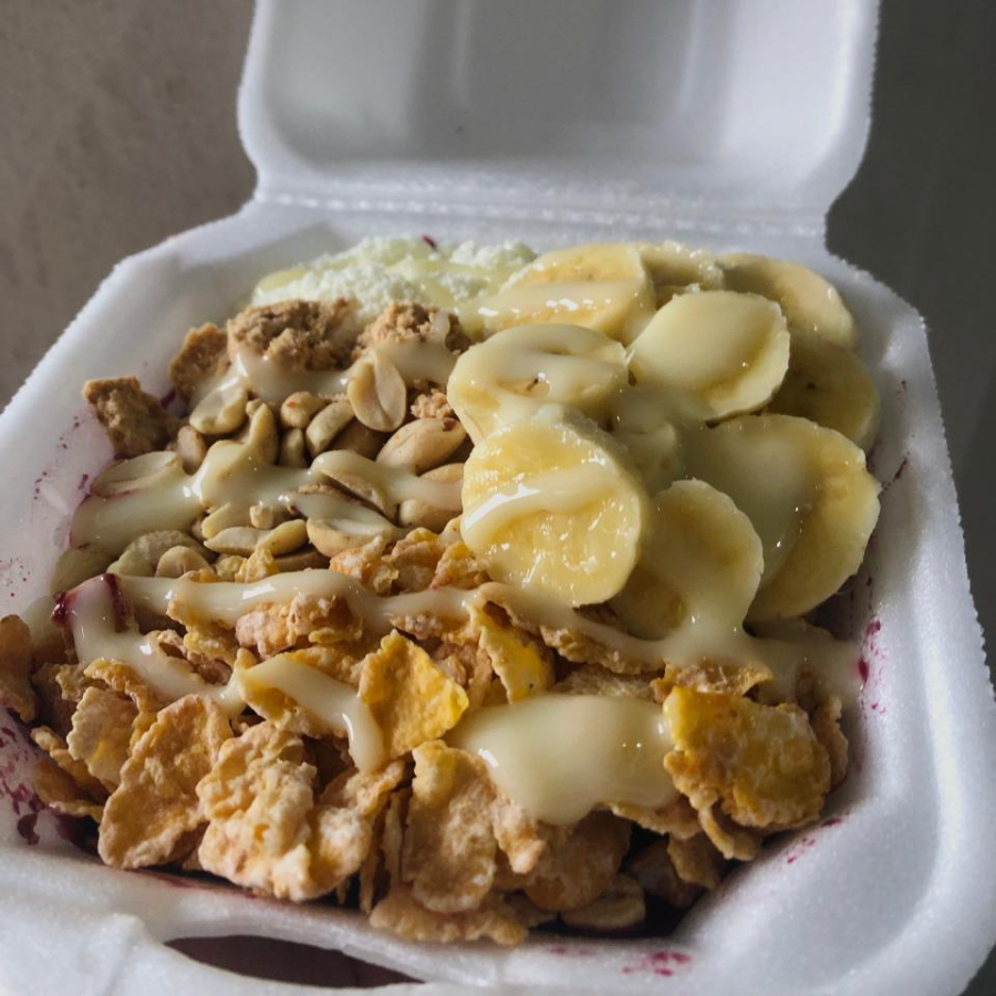 açaí, leite em pó, granola, amedoim, chocobool, paçoca e frutas