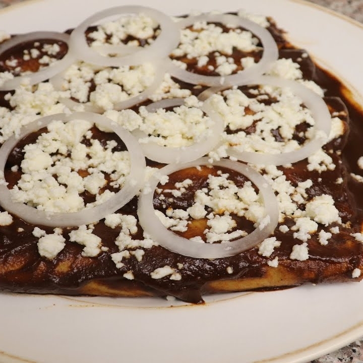 Platillo de Enmoladas con Pollo
