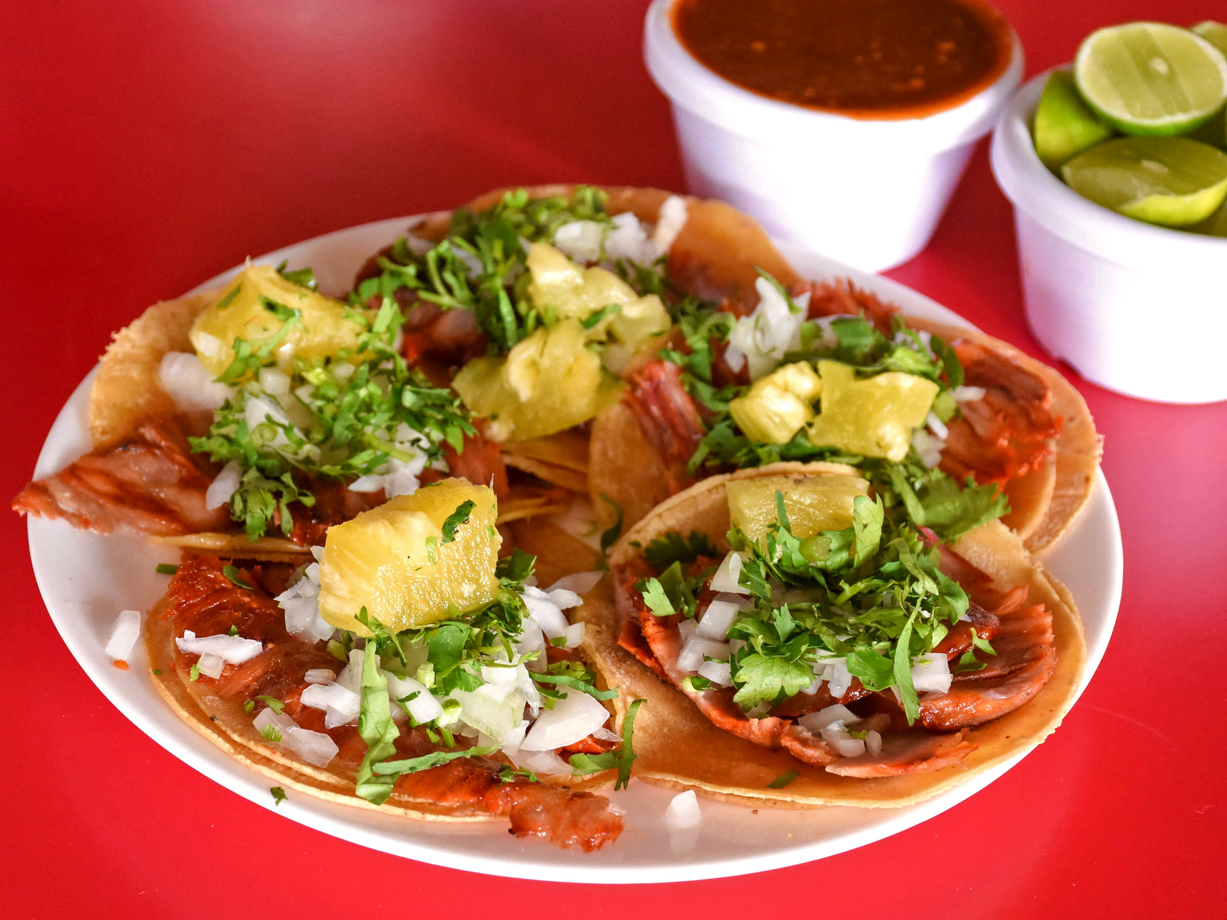 Al pastor con pan árabe y queso