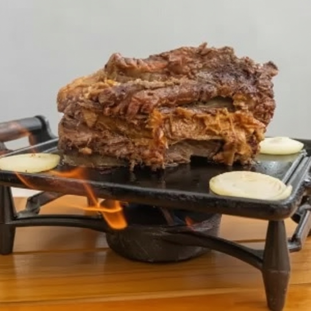 Delicie-se com a tradicional costela no fogo de chão, acompanhada de arroz, feijão tropeiro e fritas da casa , uma combinação perfeita de sabores autênticos.