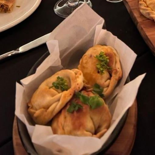 Um classico do norte Argentino!! A empanada humita é um prato delicioso que combina a crocância da massa de uma empanada com a cremosidade e o sabor adocicado e temperado do milho. Junto a cebola, manteiga, pimentão e queijo.