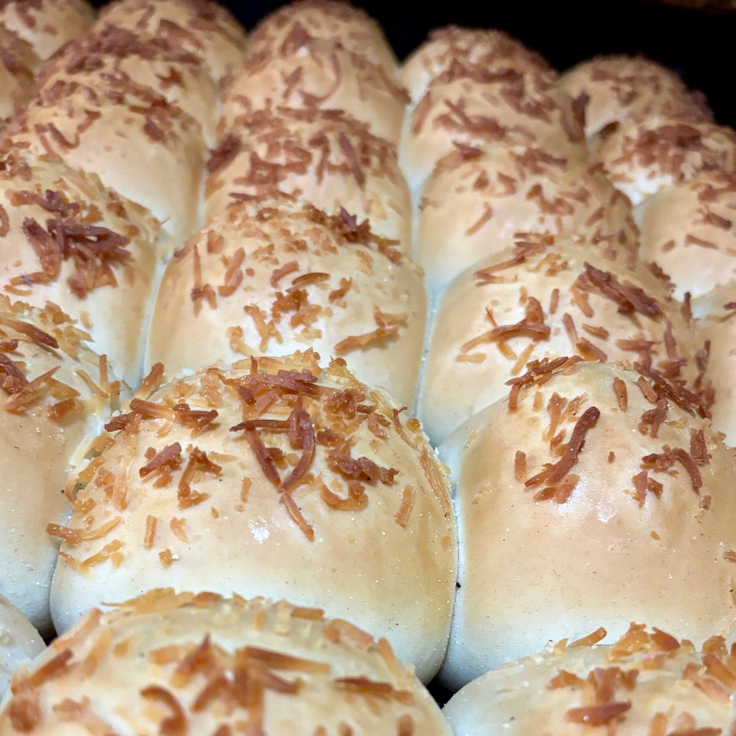 Pacote com 6 unidades de broinha de coco! Nosso queridinho por aqui, massa super leve e macia doce, com coco flocado assado. Uma delicia de pão.