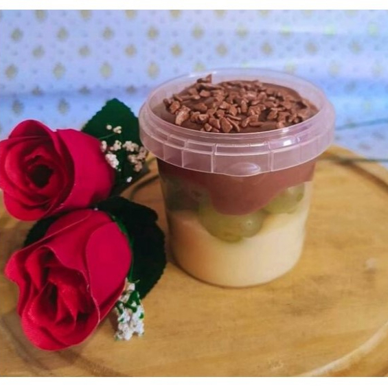 Brigadeiro de leite ninho, brigadeiro de chocolate e uvas verdes