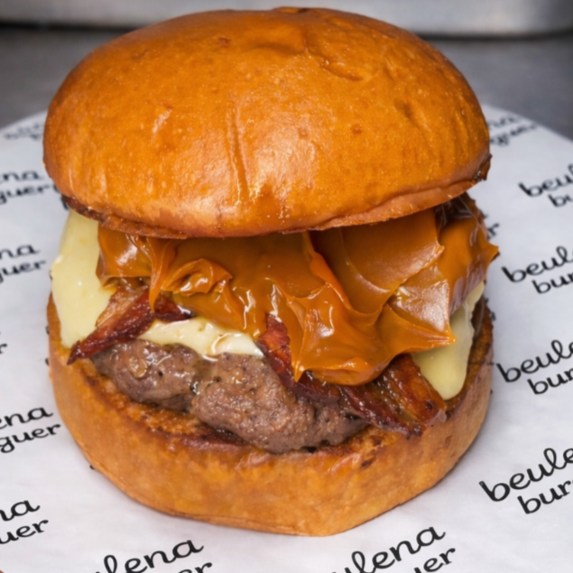 130g carne, pão chapeado na manteiga de garrafa, queijo mussarela , doce de leite, bacon defumado.