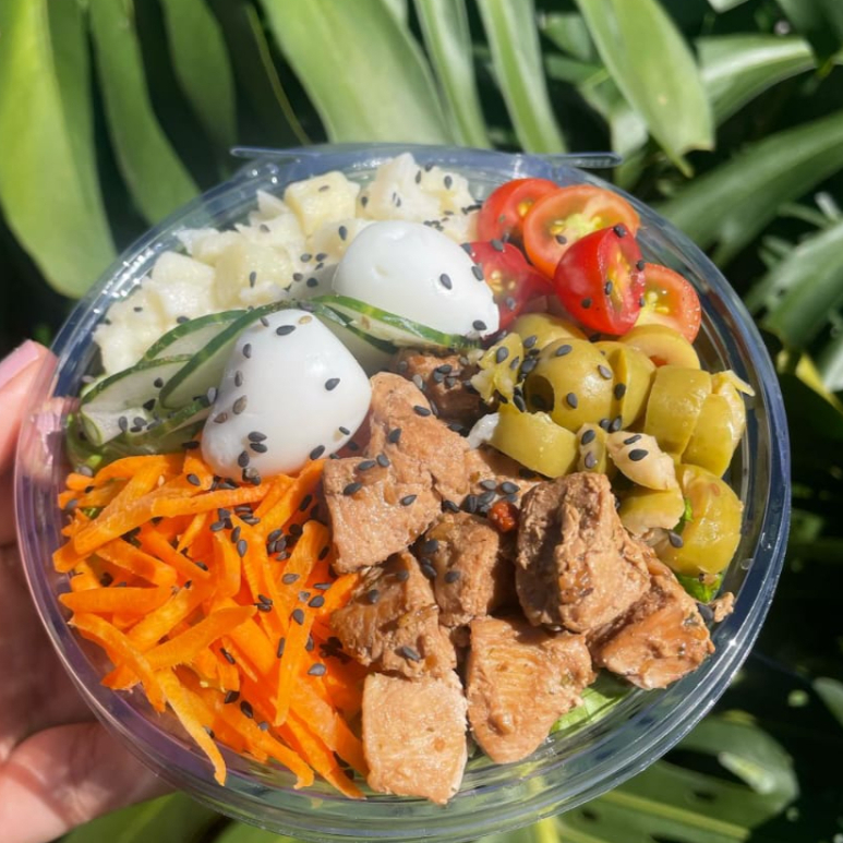 Frango cubos, rucula ,alface crespa e roxa, tomate cereja , pepino, ovo codorna ,palmito e azeitona