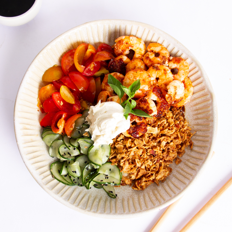 Joatinga Camarão Grelhado, ArrozJaponê, Sunomono, Tomate Cereja, Cebola Crispy, Cream Cheese