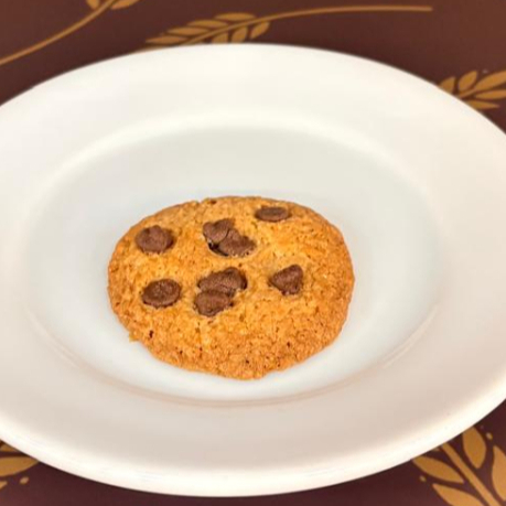 Macio por dentro e levemente crocante por fora! Nosso cookie de baunilha artesanal é preparado com ingredientes selecionados e um toque de essência natural de baunilha, trazendo aquele sabor clássico e aconchegante. Perfeito para acompanhar o café ou adoçar o seu dia. ☕✨