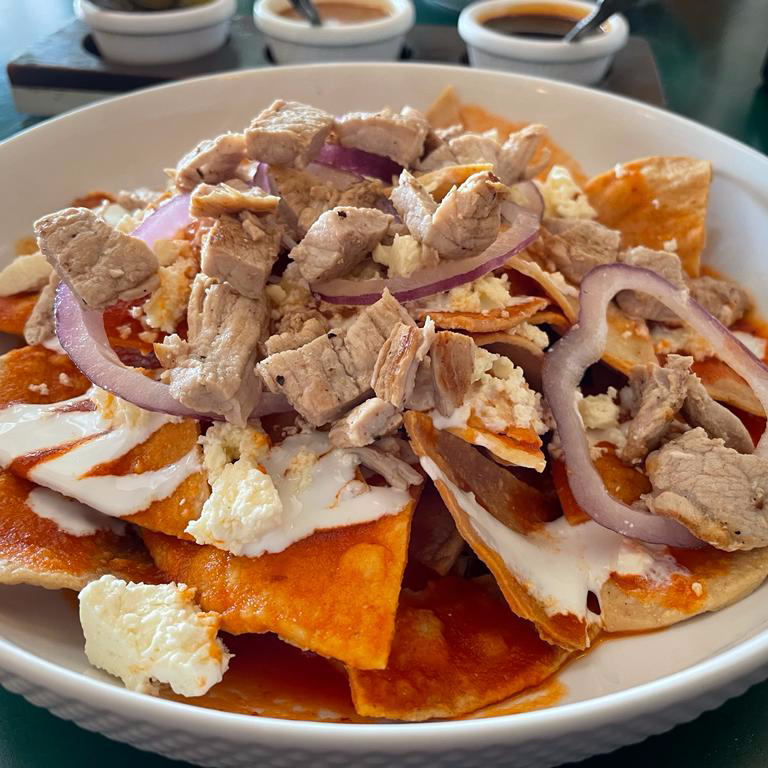 Chilaquiles Rojos con Pollo