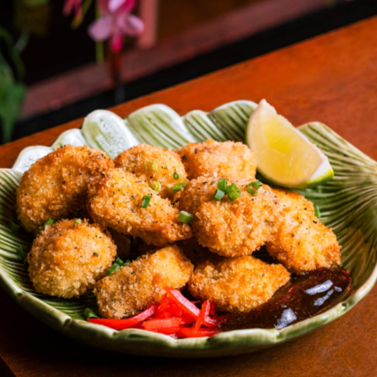 Iscas de peixe branco empanados na farinha Panko, acompanha ketchup japonês