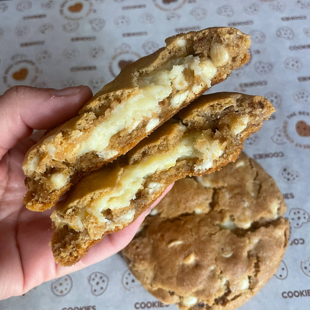 Uma explosão cítrica e refrescante! Massa leve com raspas de limão silicioano, recheado com uma ganache irresistível feita também com suco de limão envolto a um brigadeiro do mesmo sabor e gotas de chocolate branco! Equilíbrio perfeito entre doçura e frescor!   Ai vai uma dica: aqueça seu Cookie no microondas por 10s ou no forno pré aquecido à 180c por 5 min, para uma experiência incrível!!