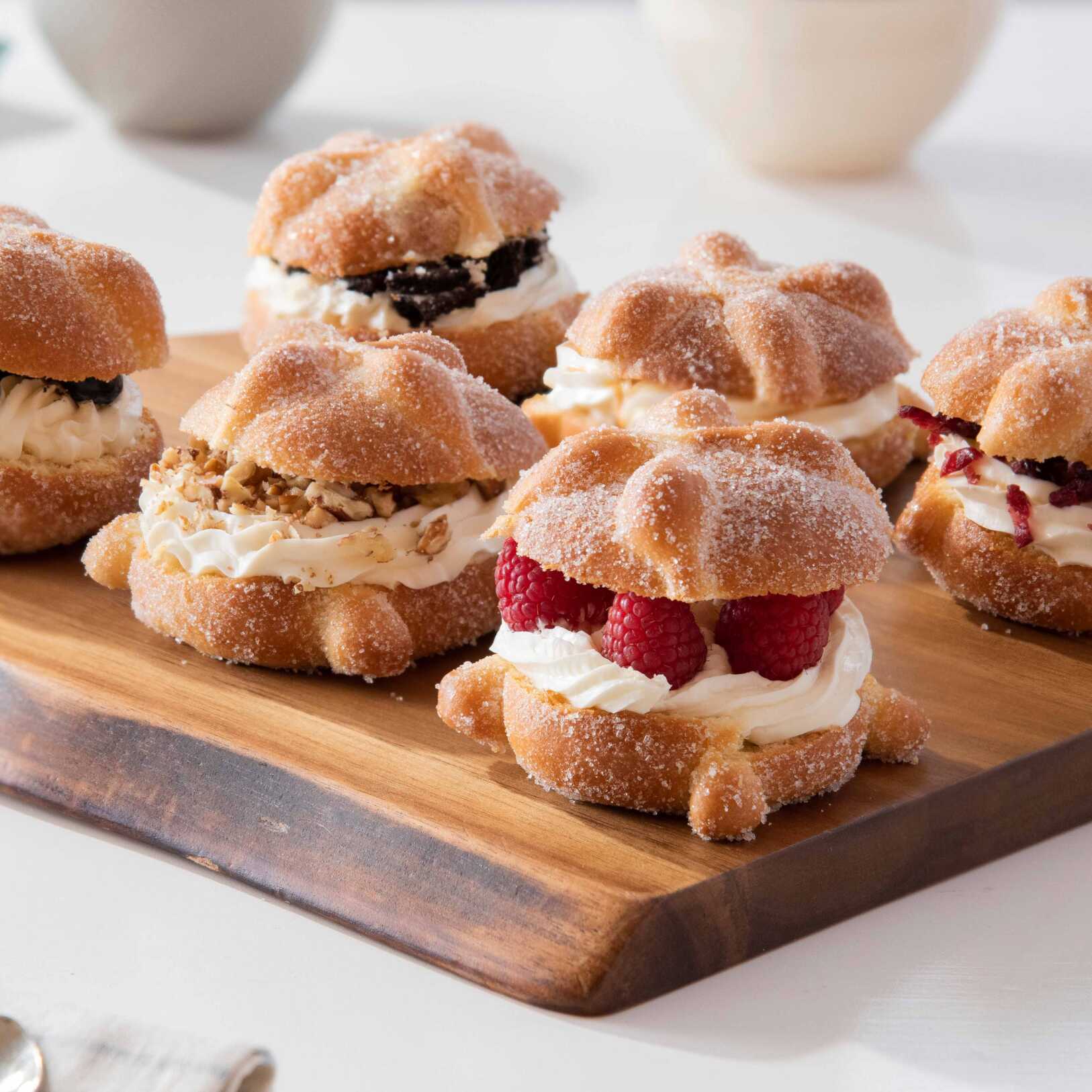Pan de Muerto Relleno de Fresas con Crema