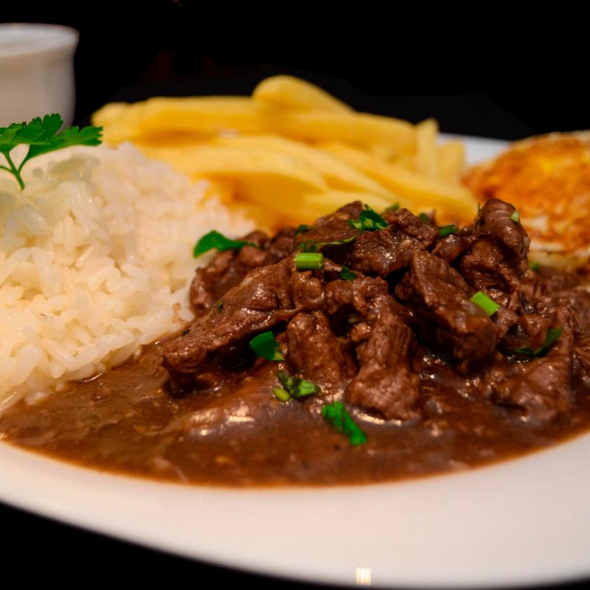 Picadinho de carne, acompanha arroz, batata frita, um ovo e faforinha crocante.