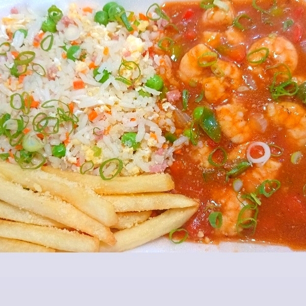 Camarão ao Molho de Tomate, Arroz Chop Suey, Presunto, Cenoura, Ervilha e ovo