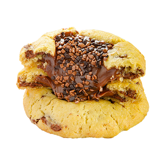 Cookie de baunilha com pedaços de chocolate ao leite e ultra recheio de brigadeiro gourmet de chocolate, finalizado com granulado belga.