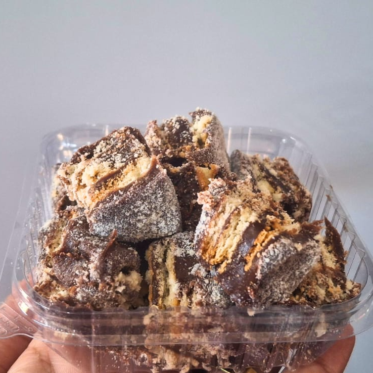 Nossa receita clássica de brigadeiro com biscoito agora, cortada em pequenos pedaços. Embalagem prática e "abre e fecha", ideal para você beliscar e adoçar o seu dia a qualquer momento e em qualquer lugar 150gr.