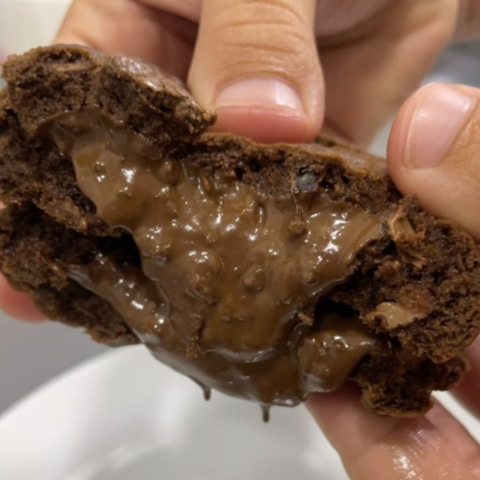 Massa de cacau com muitos pedaços de Ovomaltine Rocks recheado com delicioso creme de Ovomaltine.