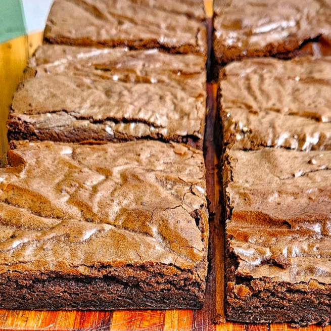 Farinha, manteiga, chocolate meio amargo, ovos, cacau, açúcar mascavo, baunilha.