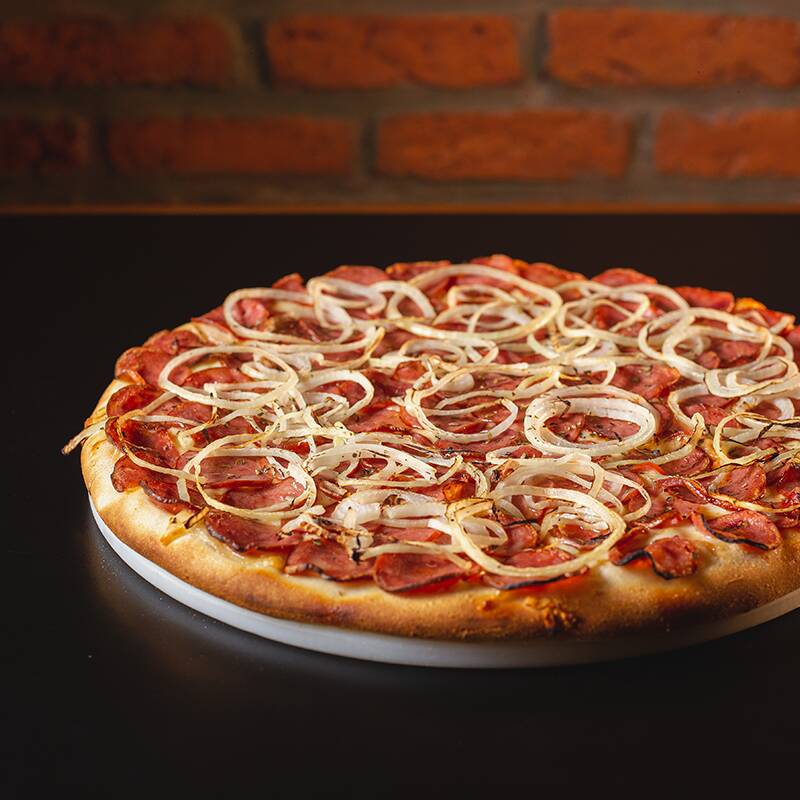 Muçarela derretida, calabresa suculenta, cebola fresquinha e um toque de orégano no nosso molho de tomate especial. Tá com preço especial, aproveita que tá valendo muito a pena! Imagem meramente ilustrativa.