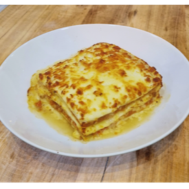 Massa de semolina e ovos. Molho bolonhesa, molho branco, parmesao e mussarela.