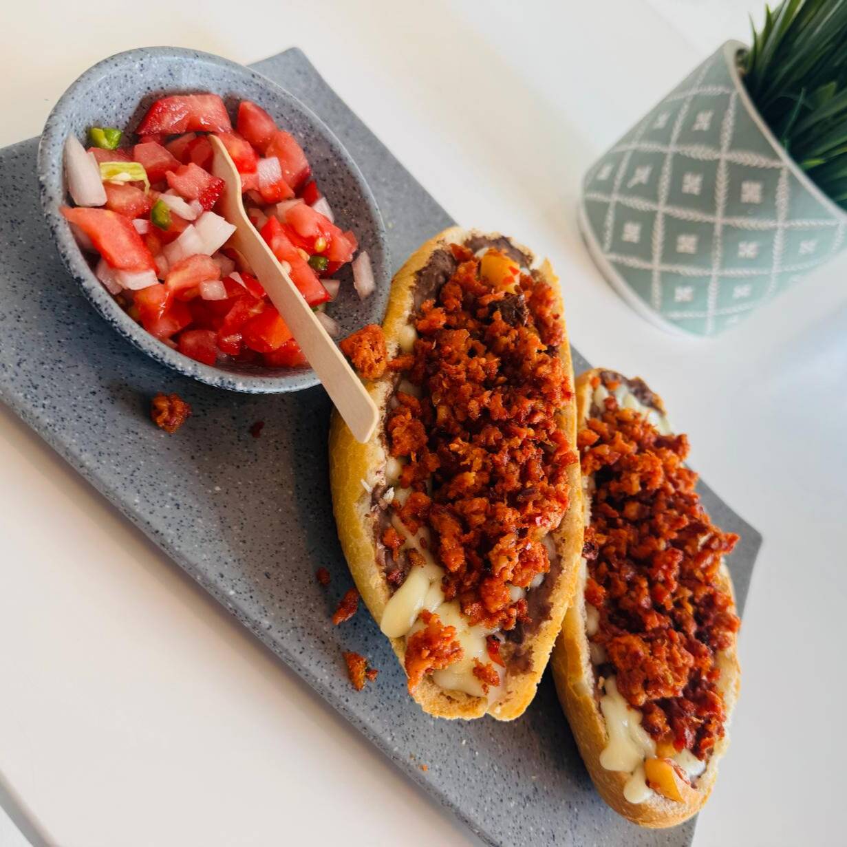 Molletes con chorizo