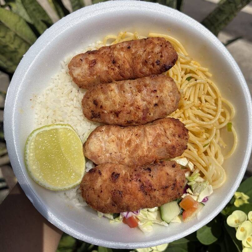 Arroz, feijão, macarrão, salada e farofa.
