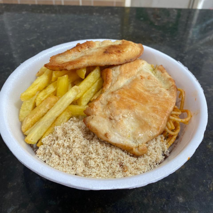 Filé de frango a milanesa com salada de legumes acompanhado de arroz branco soltinho, feijão, macarrão e farofa.