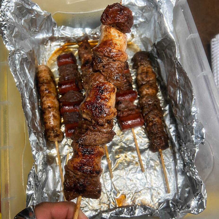 Suculência em dobro no seu churrasco! Cortes de carne bovina intercalados com uma deliciosa e suculenta linguiça toscana de frango, dourada na brasa.
(Aprox. 105g-110g).