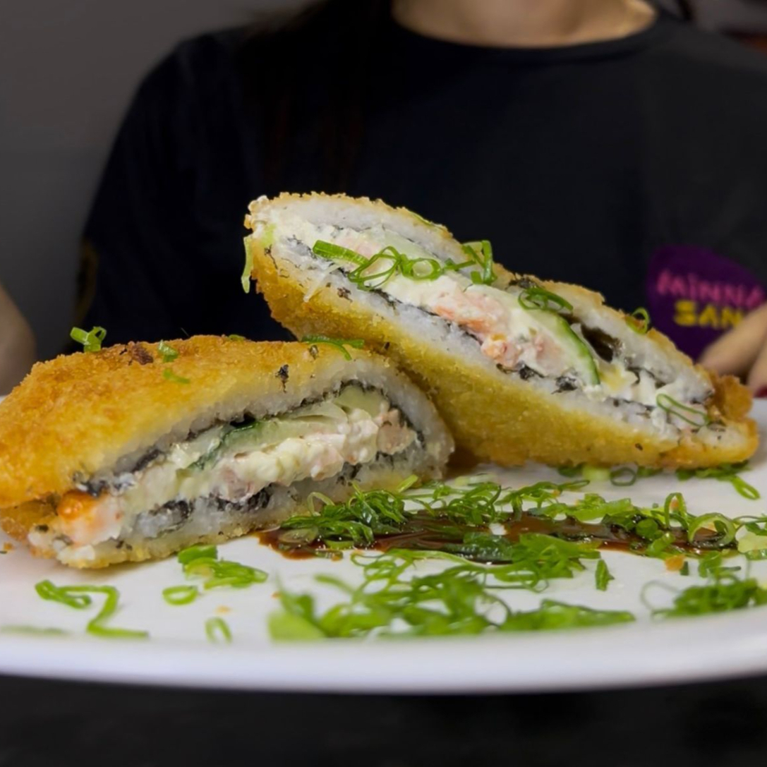 arroz empanado, salmão cream cheese, pepino japones, tempero oriental