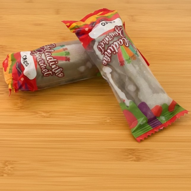 Feito com pedacinhos do biscoito mais famoso do mundo, o geladinho de Oreo é cremoso, crocante e cheio de sabor a cada mordida.