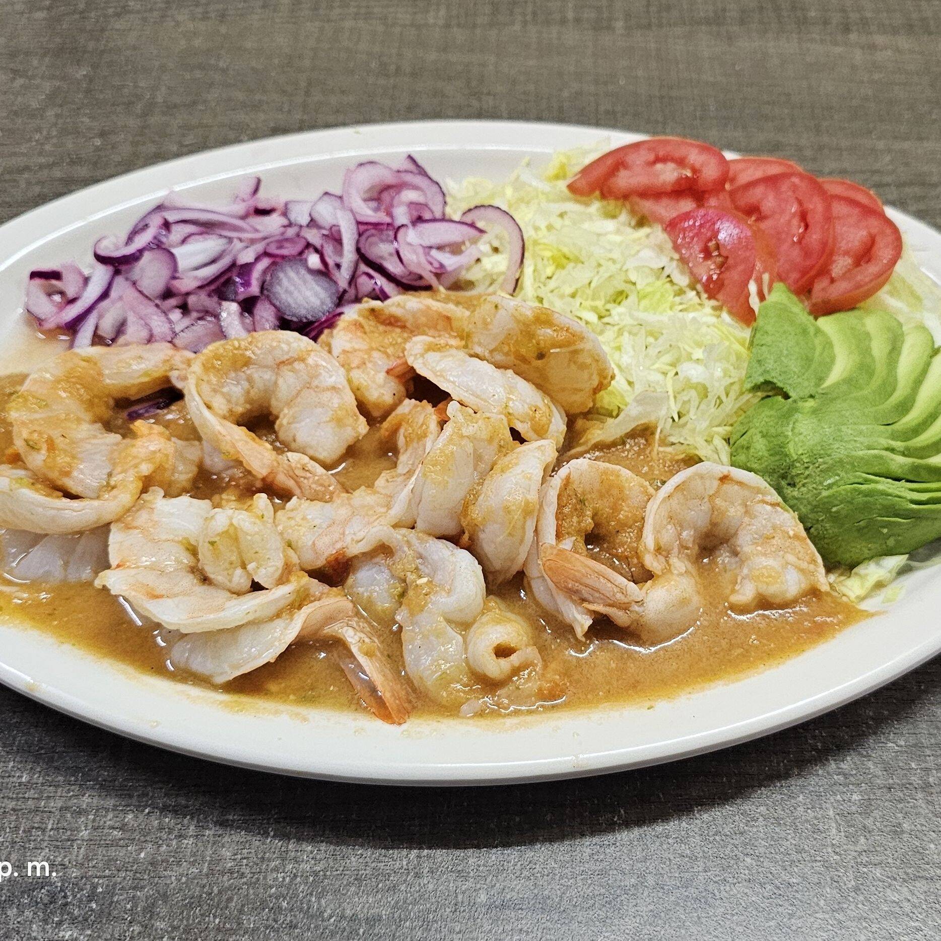 CAMARONES EN AGUA CHILE CON CEBOLLA MORADA