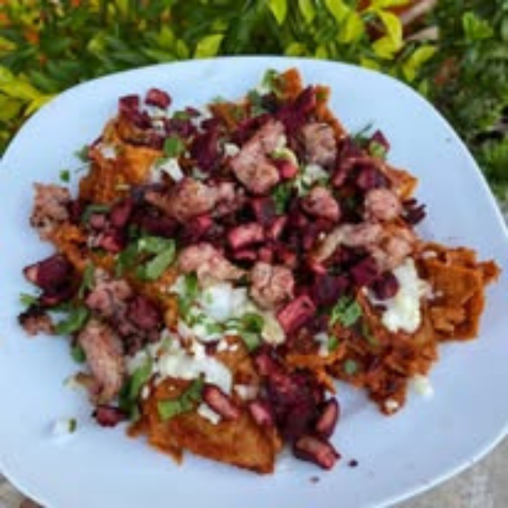 CHILAQUILES CON CARNE MAS BEBIDA