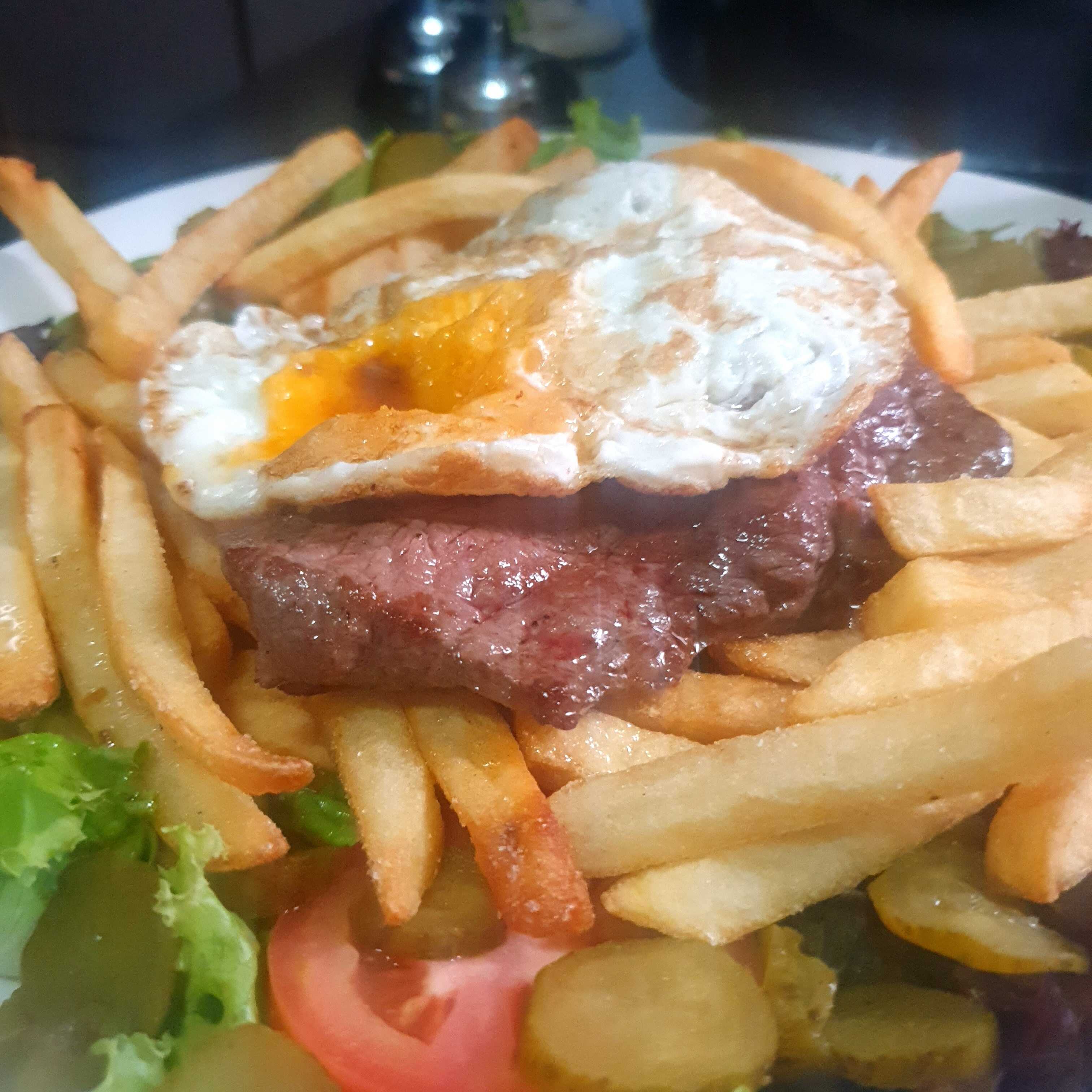 Bife com ovo frito, servido com salada, batata frita e arroz de brócolis. Serve 1 pessoa