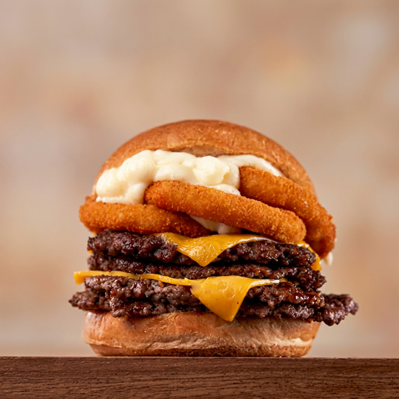 Pão super macio, devidamente chapeado, 2 Burger de sabor único, cheddar derretido, com uma generosa quantidade de Catupiry, e finalizado com 2 unidades de cebola empanada e nosso incrível molho grill defumado.