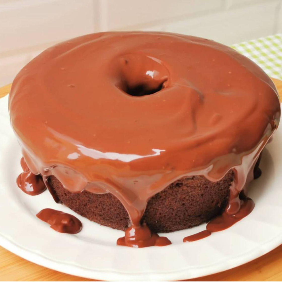 Bolo de chocolate cacau, cobertura de brigadeiro de chocolate belga, com gostinho que lembra infância