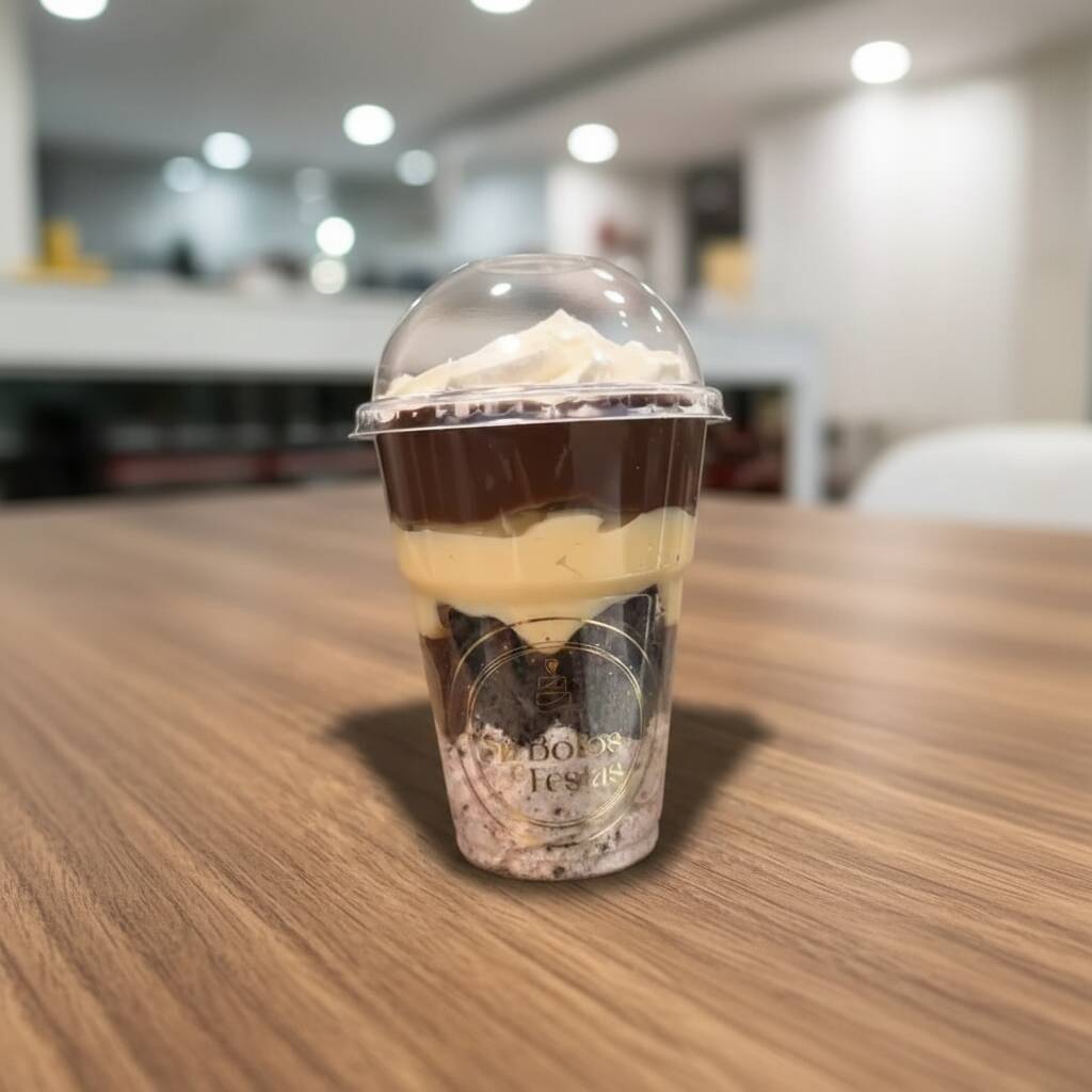 Mousse de Oreo, pedaços de brownie, brigadeiro branco e chocolate cremoso
Serve 1 pessoa