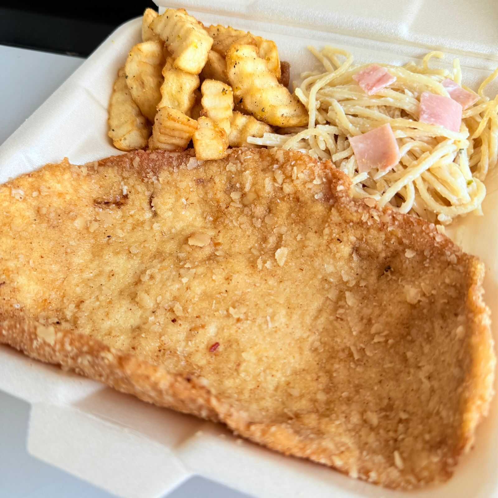 Milanesa de pollo con espagueti y papas