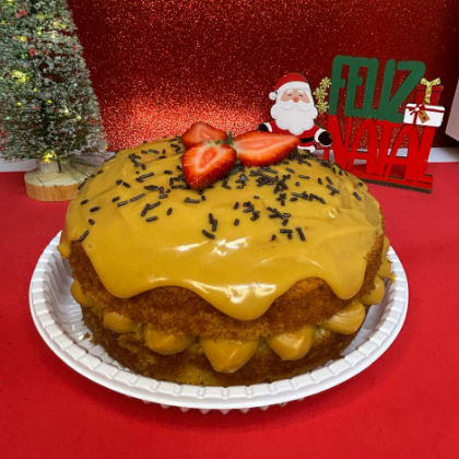 Massa fofinha de baunilha com recheio e cobertura de doce de leite decorado com granulados e morangos 1kg