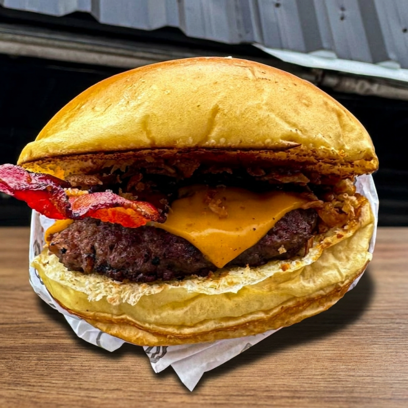 Crocante como o nome! Delicioso pão brioche selado na manteiga, blend 100g, queijo cheddar derretido no vapor, bacon fatiado, cebola crispy e barbecue