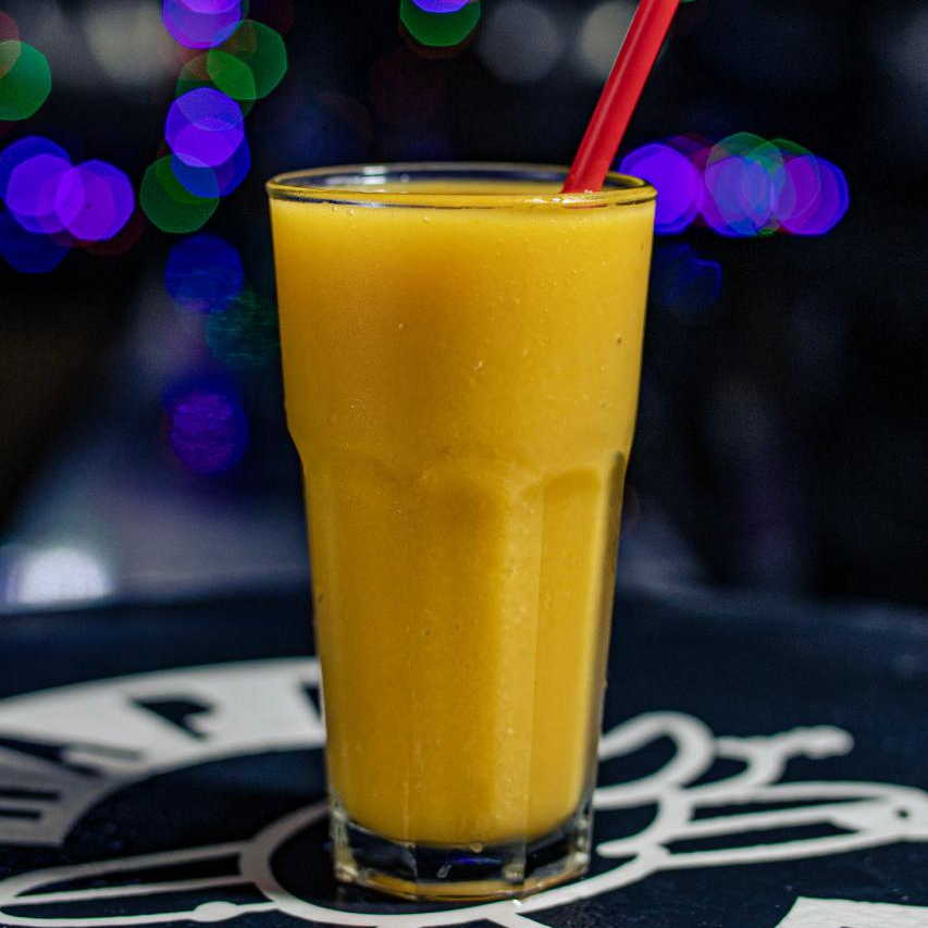 Jugo de mango en agua