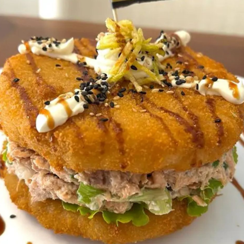 Base de arroz empanado com recheio de salmao cru ou grelhado.