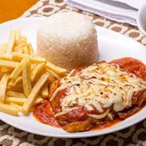 Bife suculento bem crocante com molho da casa e muita Mussarela.