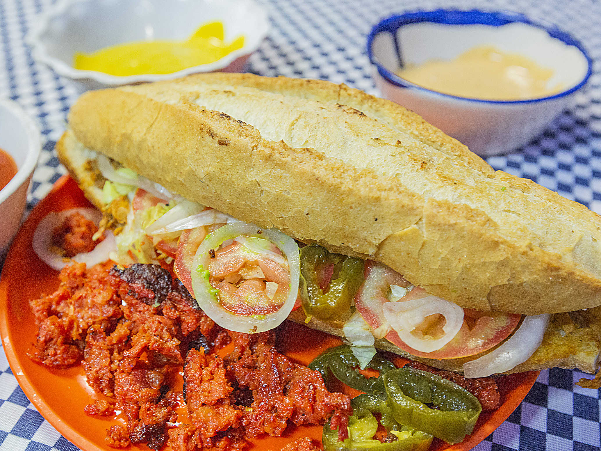 Lonche de Chorizo con Queso