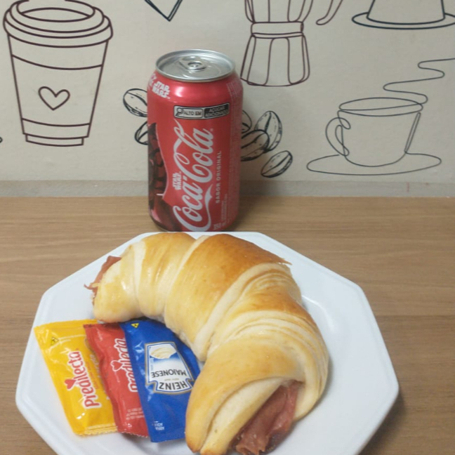 Desfrute de um croissant folheado leve, macio e crocante, acompanhado de Coca-Cola 350ml geladinha. Uma combinação perfeita para um lanche saboroso e refrescante a qualquer hora do dia!