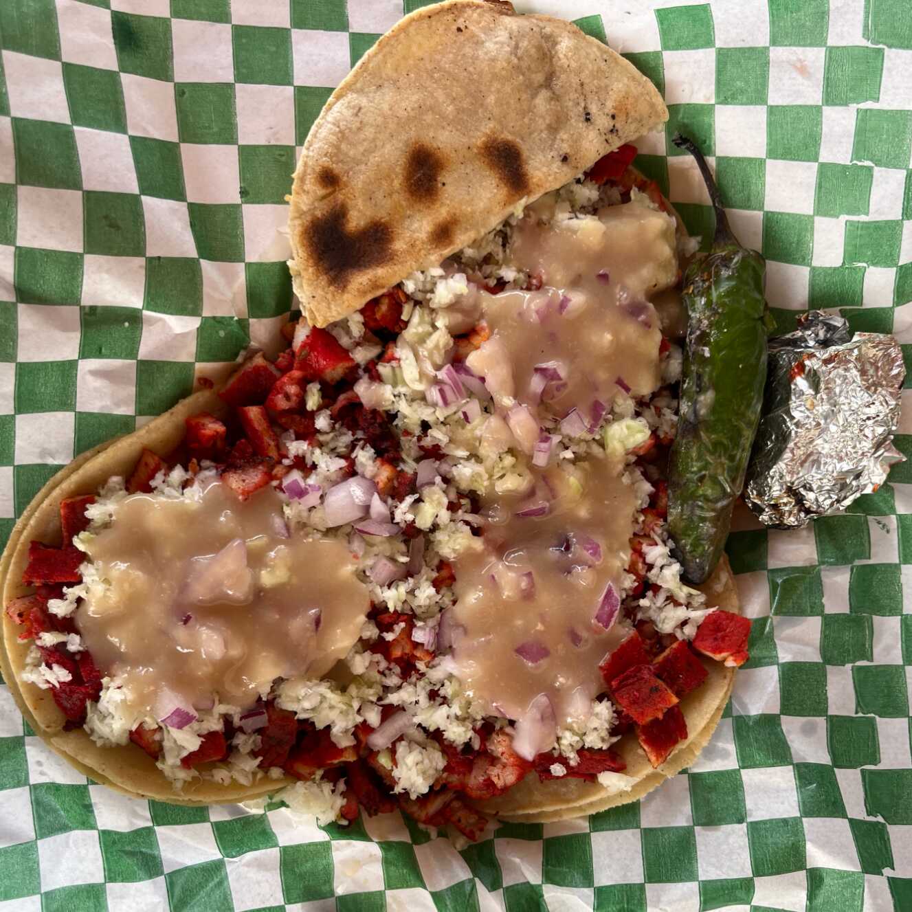 3 Tacos de Maiz Adobada y Bebida