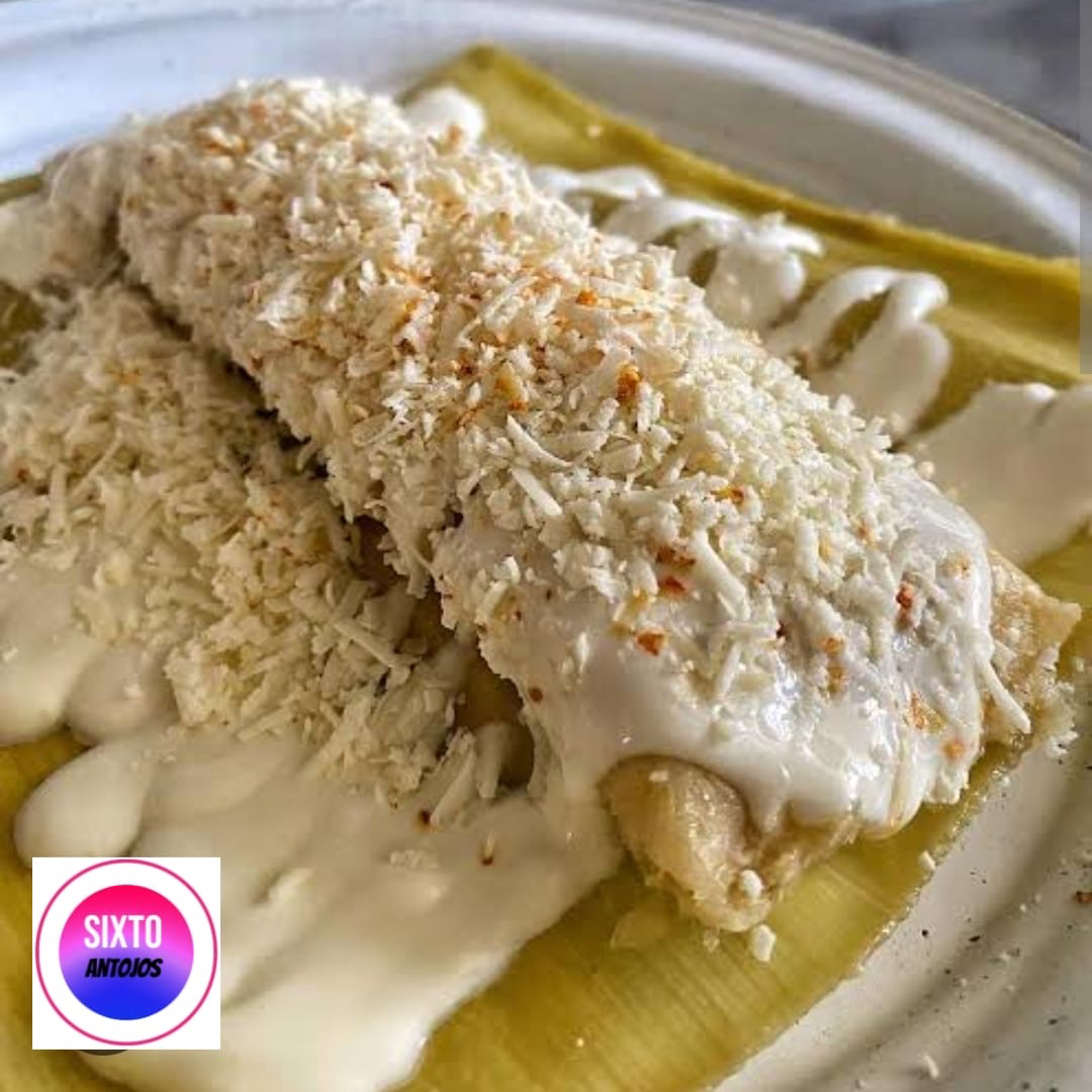 Tamal XL de puerco con crema, queso y salsa