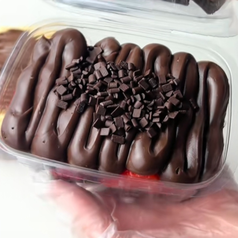 Brownie, pedaços de morangos, brigadeiro 50% cacau