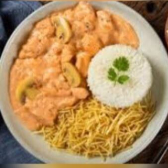 Suculento estrogonofe de frango, acompanha arroz e batata palha. Uma refeição completa e deliciosa, ideal para satisfazer um apetite com um toque especial.